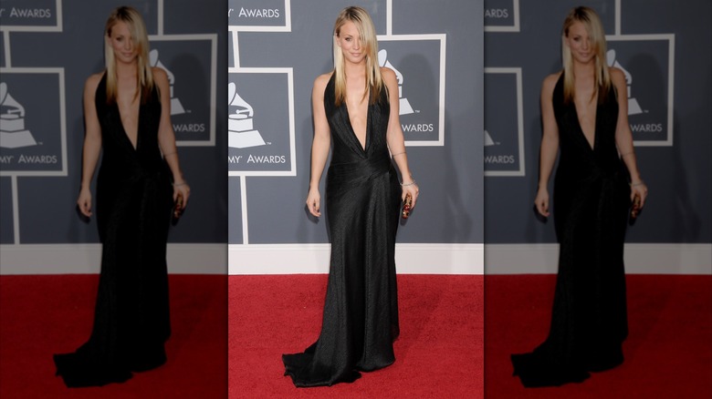 Kaley Cuoco posa en la alfombra roja con un vestido negro