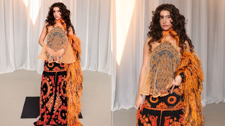 Odessa A'zion con un traje naranja y negro en la Gala del Museo de la Academia 2026
