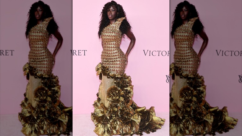 Golloria George con un vestido dorado en el desfile de modas de Victoria's Secret 2026