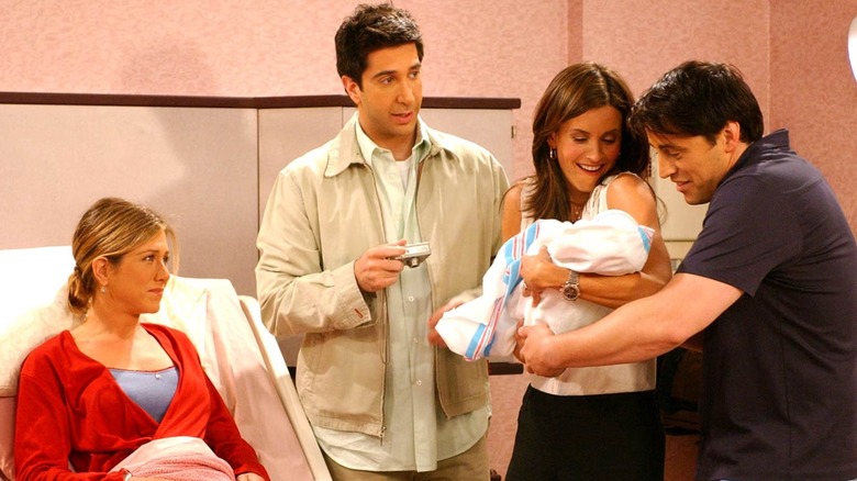 Jennifer Aniston, David Schwimmer, Courteney Cox y Matt LeBlanc aparecen en una escena de hospital durante Friends.