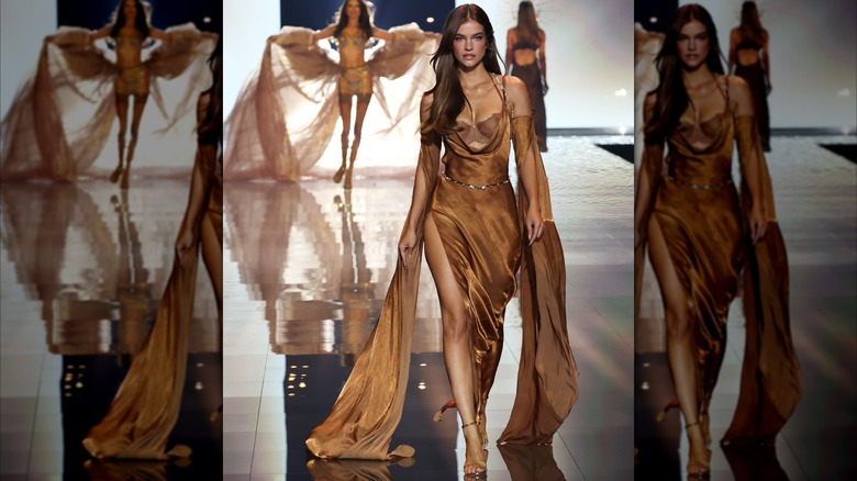 Barbara Palvin camina por la pasarela del desfile de moda Victoria's Secret 2025 en la ciudad de Nueva York en octubre de 2025