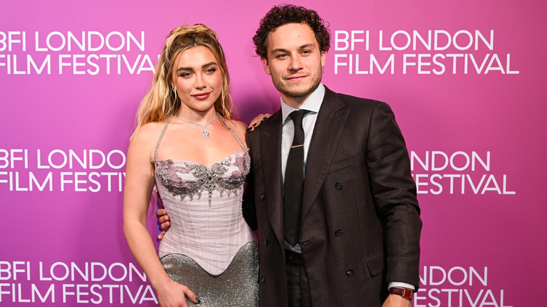 Florence Pugh y Finn Cole en 2026.
