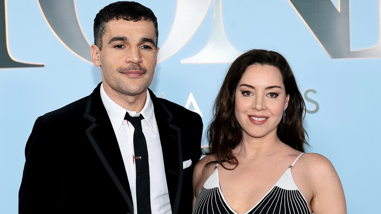 Christopher Abbott y Aubrey Plaza en los premios Tony 2026.
