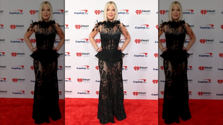 Tori Spelling asiste al Jingle Ball de iHeartRadio 102.7 KIIS FM en Los Ángeles en diciembre de 2025
