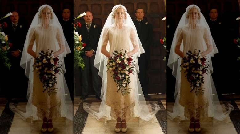 Laura Carmichael fotografiada como Lady Edith con un vestido de novia de encaje de manga corta