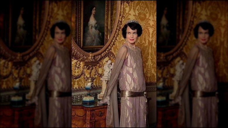 Elizabeth McGovern como Cora Crawley con un vestido fucsia y plateado