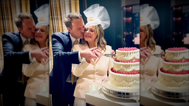 Russell Thomas besa a Kim Cattrall, que viste un tocado de red blanca y una chaqueta blanca.