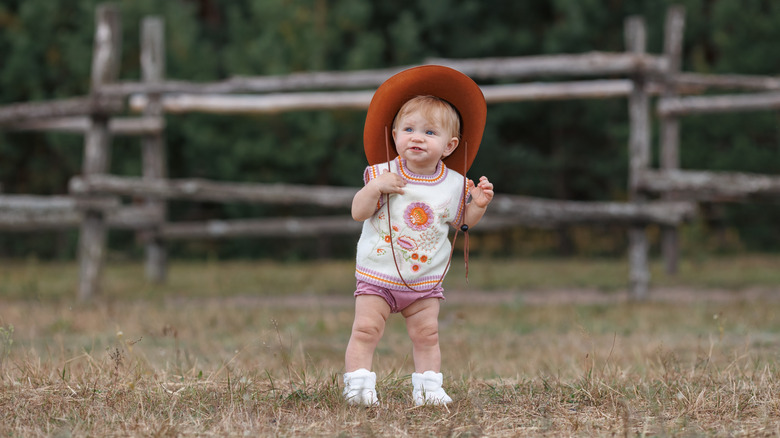Una niña con un sombrero de vaquera.