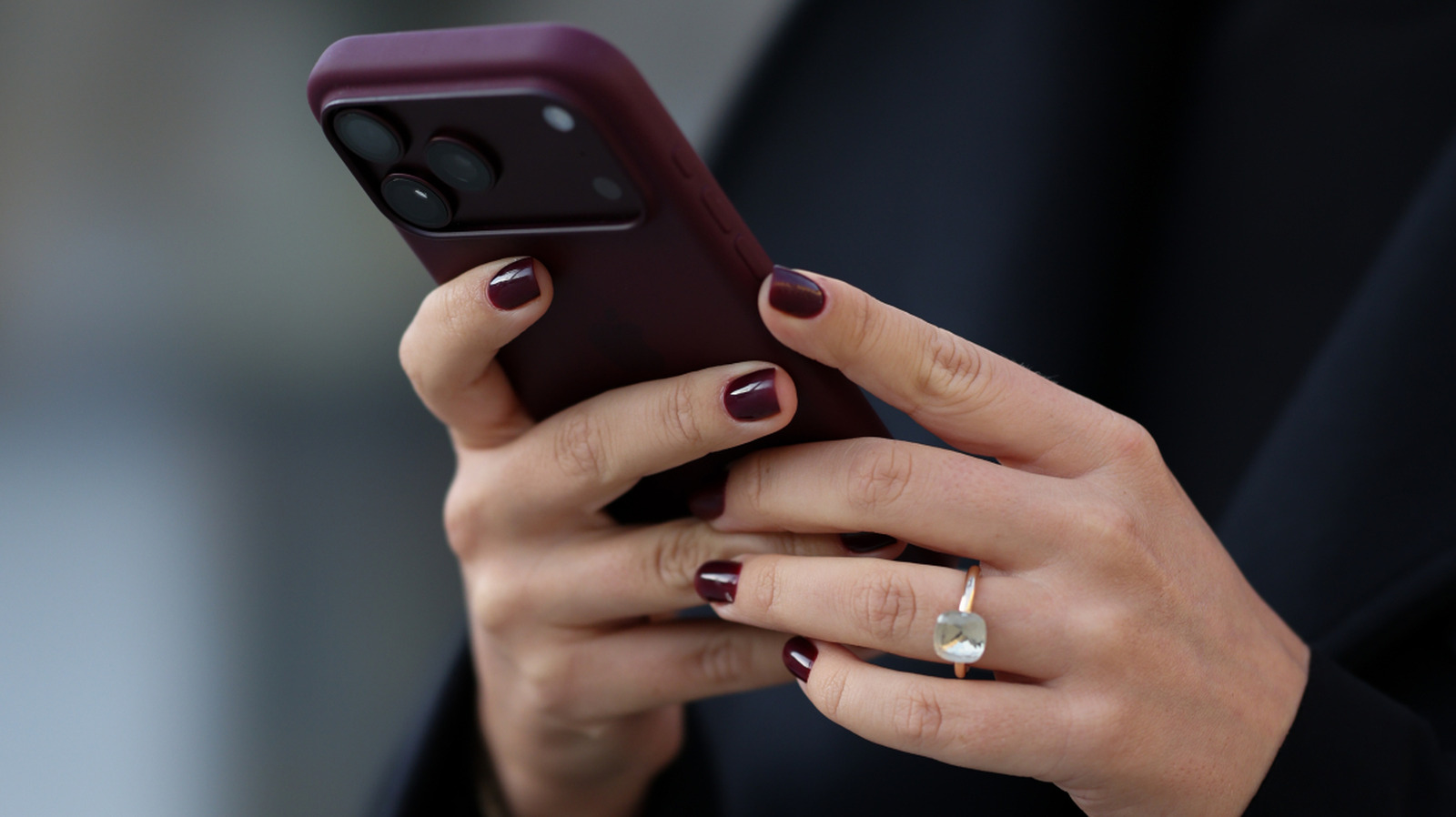 La tendencia de uñas Moody que es perfecta para las personas a las que no les gusta el estilo de manicura minimalista