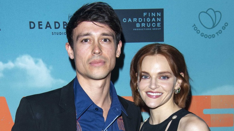 Jack Thompson-Roylance y Madeline Brewer son fotografiados en un evento de alfombra roja