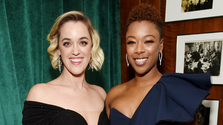 Lauren Morelli y Samira Wiley sonríen mientras lucen vestidos formales en un evento de alfombra roja