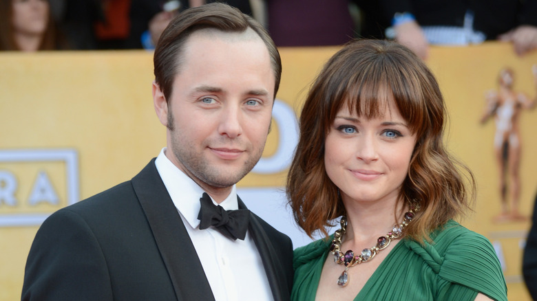 Vincent Kartheiser y Alexis Bledel posan en la alfombra roja de una entrega de premios en 2013.