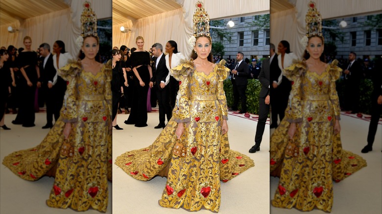 Sarah Jessica Parker luciendo un intrincado diseño dorado en la Met Gala 2018