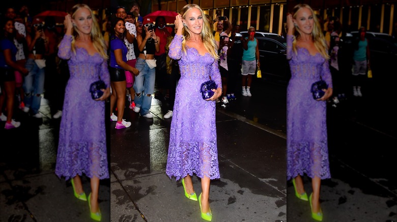 Sarah Jessica Parker con un vestido de encaje morado en los Daily Front Row Fashion Media Awards 2023