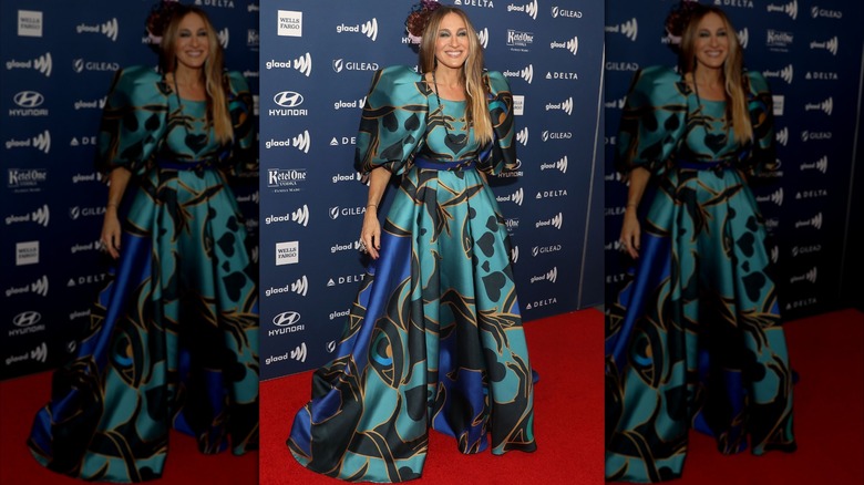 Sarah Jessica Parker con un vestido estructurado y abullonado en los GLAAD Media Awards 2019