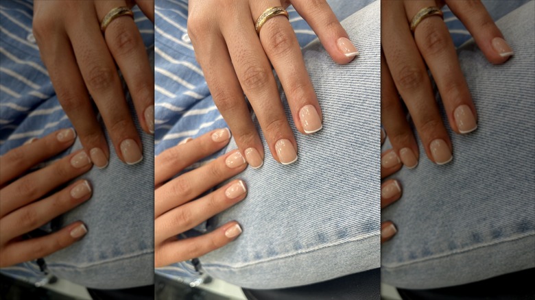Una manicura con punta francesa micro blanca.