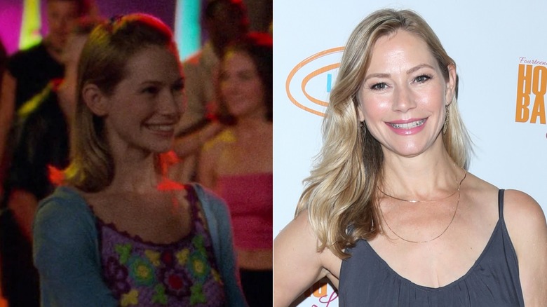 A la izquierda, la actriz Meredith Monroe llevaba su cabello castaño claro medio recogido con volumen en la parte superior junto con una camiseta sin mangas de colores brillantes debajo de un suéter azul durante un episodio de Dawson's Creek. A la derecha, la actriz Meredith Monroe lució su cabello rubio recogido en una raya lateral y ondas sueltas con un labio rosa y dos finos collares dorados junto con un vestido de tiras azul marino en un almuerzo en Beverly Hills en 2017.