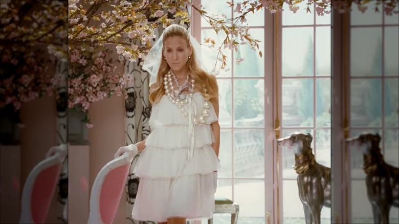 Sarah Jessica Parker como Carrie Bradshaw con un vestido de novia de tul escalonado y un mini velo.