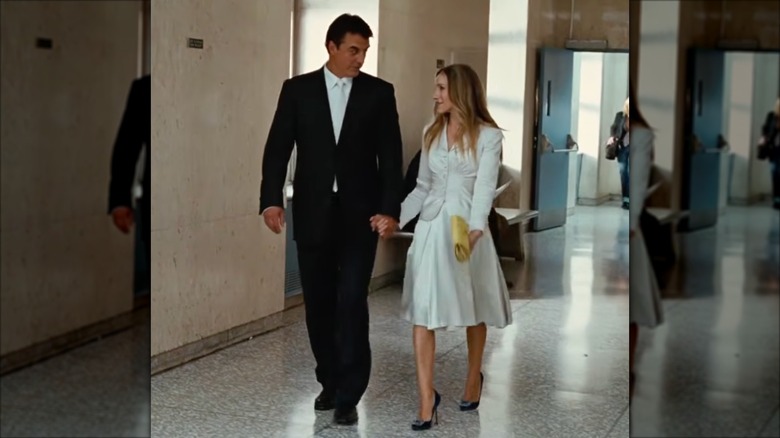 Sarah Jessica Parker como Carrie Bradshaw con un traje de falda blanca.