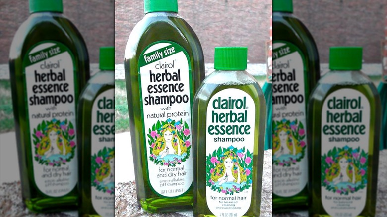 Dos botellas de champú Clairol Herbal Essence vintage.