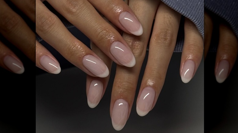 Mujer con manicura francesa
