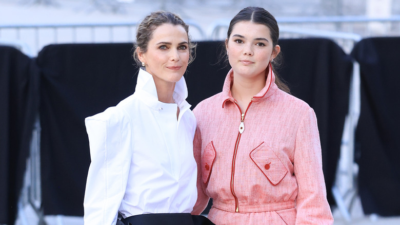 Keri Russell y Willa Lou Deary sonríen juntas en la alfombra roja