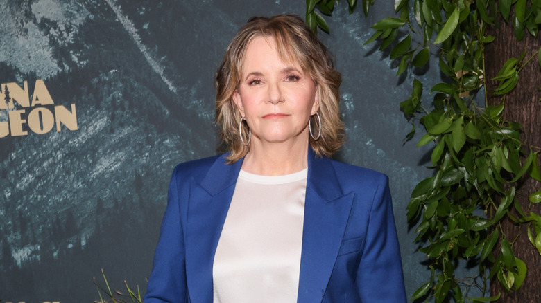 Lea Thompson con un traje azul