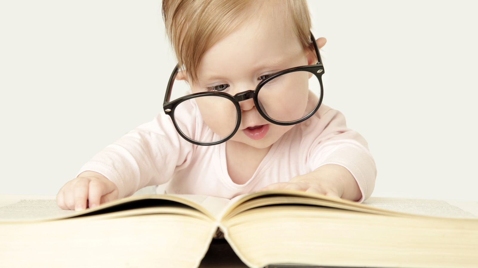 Nombres de bebés inspirados en novelas clásicas que los amantes de los libros adorarán