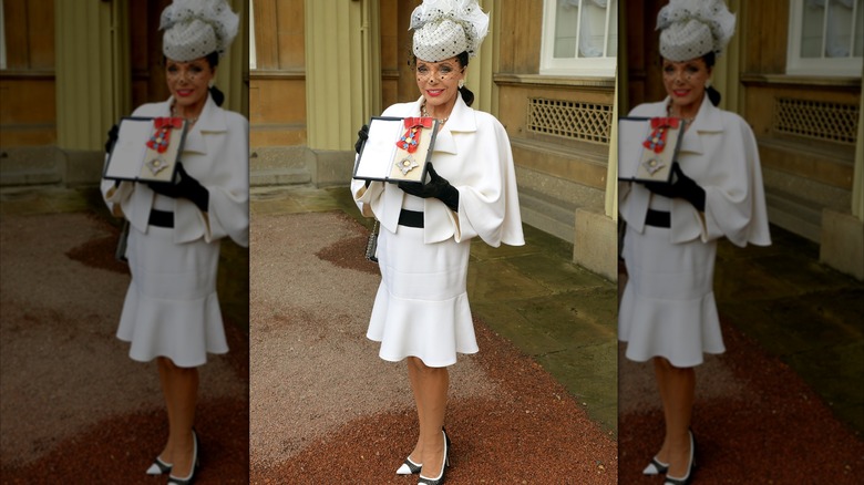 Joan Collins con un vestido blanco