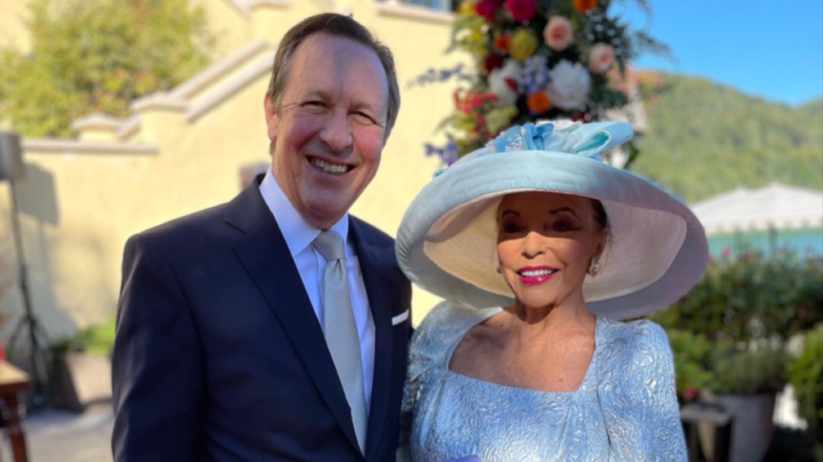 Joan Collins logró una de las tendencias de color más candentes con su atuendo de madre del novio