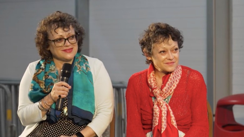 Louise y Lisa Burns hablando en un panel durante la Comic Con 2023 de Irlanda del Norte en septiembre de 2023.