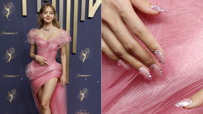 Lado a lado: Lisa con uñas de brillo rosa y pedrería en los premios Primetime Emmy Awards 2025 y un primer plano de sus uñas