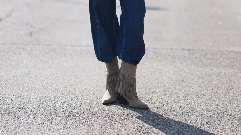 Mujer con botas con flecos