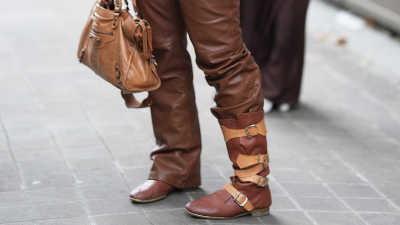 Mujer con botas piratas