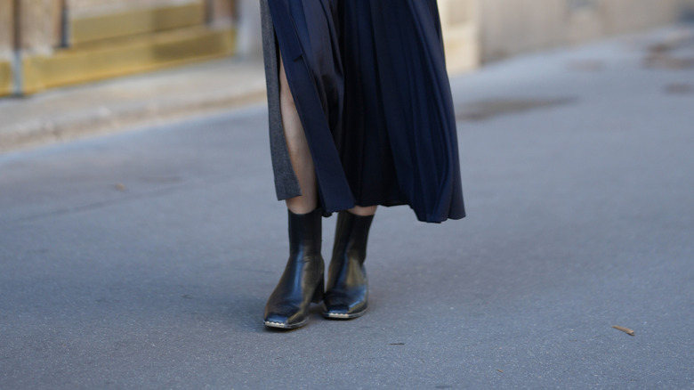 Mujer con botas negras delgadas