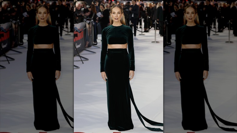 Joanne Froggatt lleva un top y una falda verde esmeralda