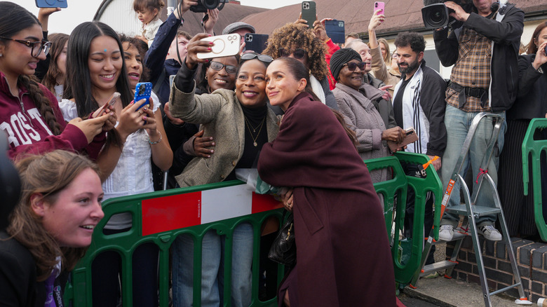 Meghan Markle posando con fans británicos en octubre de 2026.